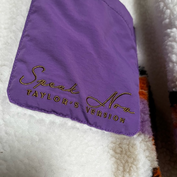 XL Taylor Swift Koi Fish Sherpa pull over - Picture 3 of 3